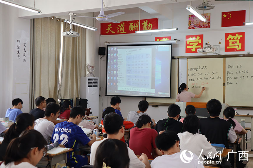 韋海英正在給學生上課。人民網(wǎng) 班小晴攝