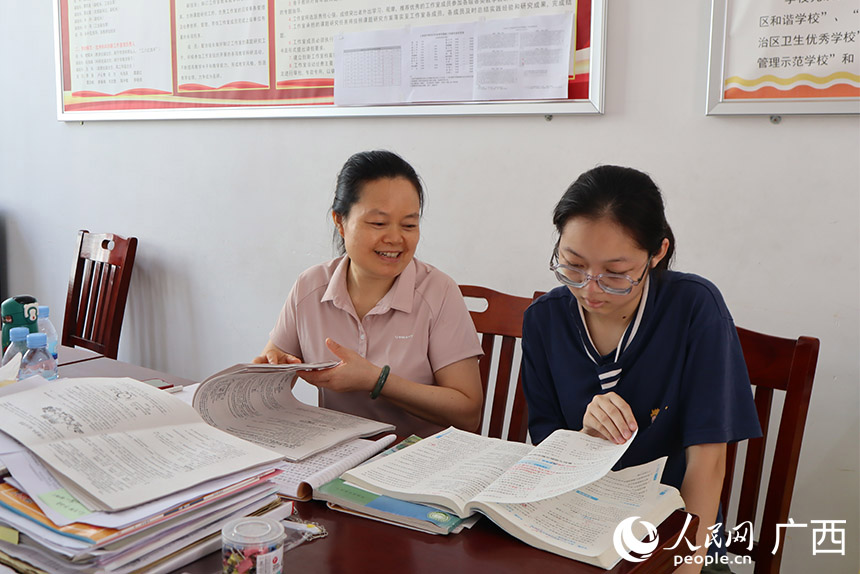 韋海英正在給學生講解知識。人民網(wǎng) 班小晴攝