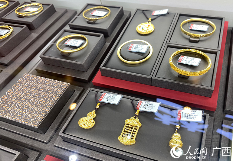 展會(huì)現(xiàn)場(chǎng)的黃金珠寶飾品。人民網(wǎng) 馮肖慧攝