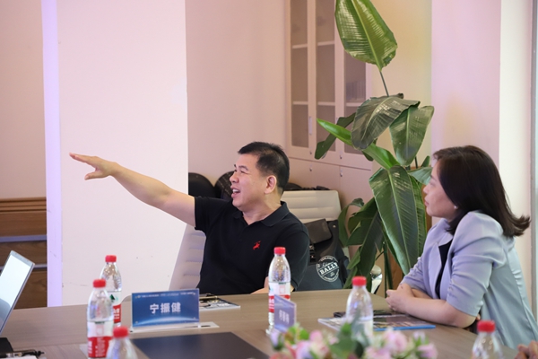 寧振健與團隊探討集團發(fā)展。藍天口腔集團供圖