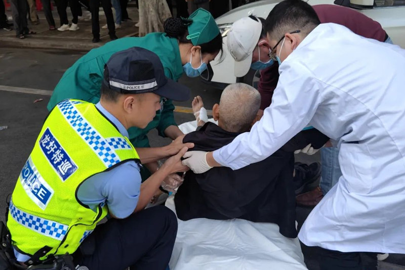 民警協(xié)助醫(yī)護(hù)人員。