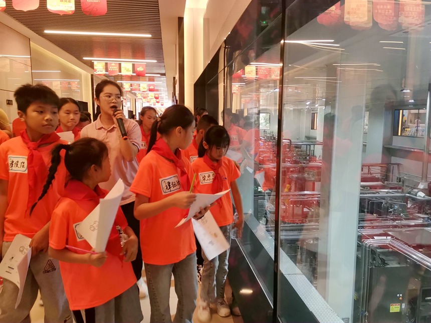 孩子們參觀牛奶加工流水線。陳俏萍攝