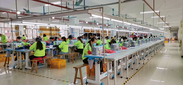 桂平市閃鷹體育用品公司寬敞明亮的車間，縫紉工人們正在趕制訂單。.jpg