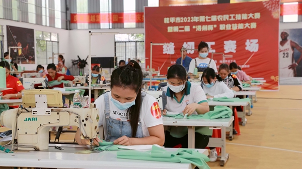 10月14日，桂平市首屆縫紉工技能比賽在木樂鎮(zhèn)舉行，62名縫紉“高手”同臺競技.jpg