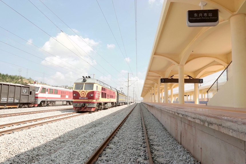 綜合檢測列車駛?cè)霒|興市站。盧詩宇攝