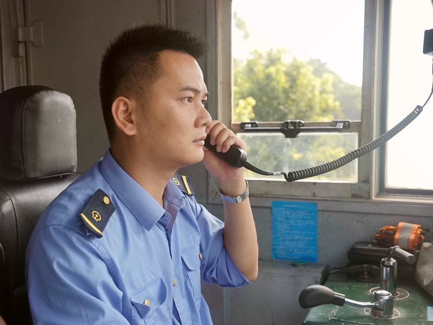 綜合檢測列車司機(jī)與車站聯(lián)控。韋諭攝