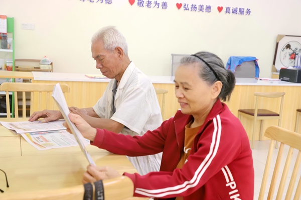 老年人到日間照料中心讀報。黃穎攝.jpg