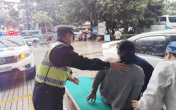 孕婦安全到達(dá)醫(yī)院。南寧市公安局交通警察支隊(duì)七大隊(duì)供圖