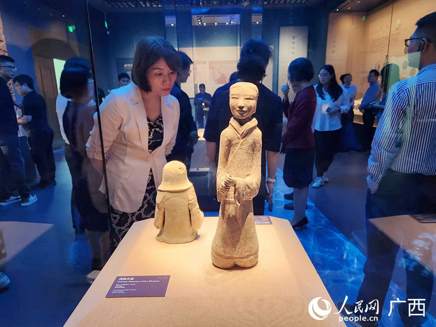 市民認真觀展。人民網(wǎng)記者 黃子婧攝