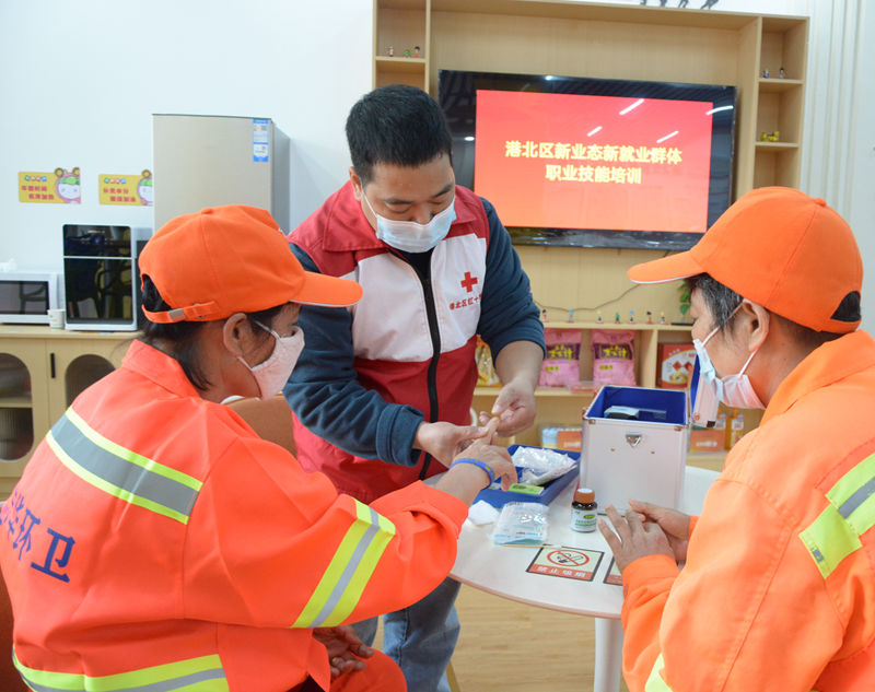 石羊塘社區(qū)黨委與貴城社區(qū)衛(wèi)生服務(wù)中心黨支部在“荷城紅巢”黨群服務(wù)驛站開展職業(yè)技能培訓(xùn)和健康義診暖“新”行動。港北區(qū)委組織部供圖.jpg