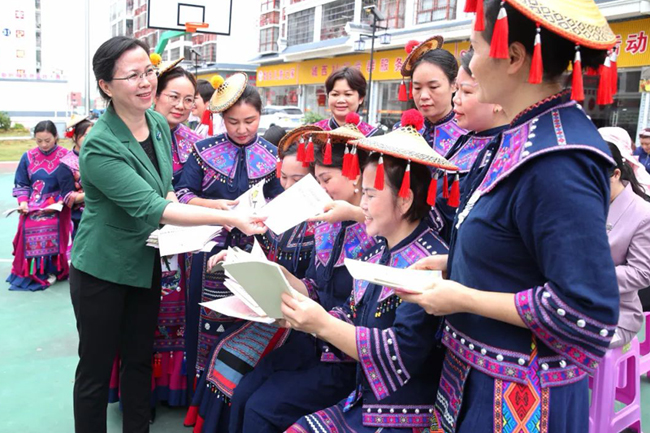 潘艷向婦女群眾贈(zèng)送書籍