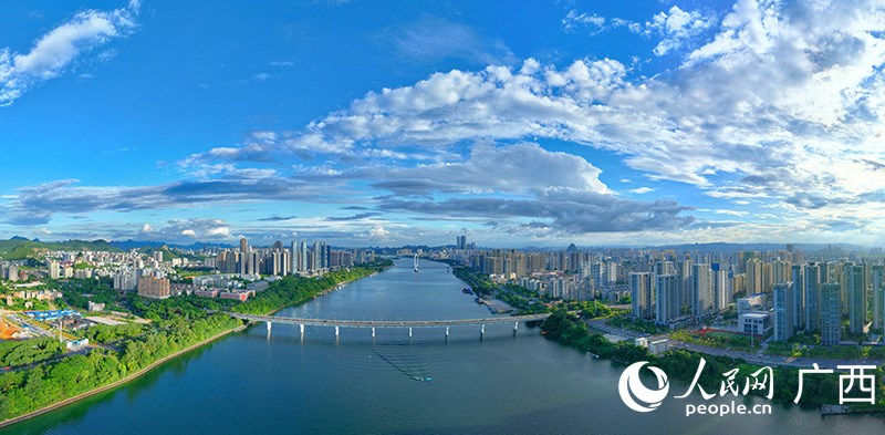 穿城而過(guò)的柳江。人民網(wǎng) 付華周攝