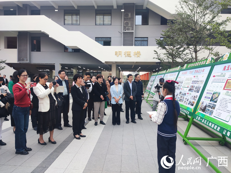 嘉賓參觀校園。人民網(wǎng)記者 王勇攝