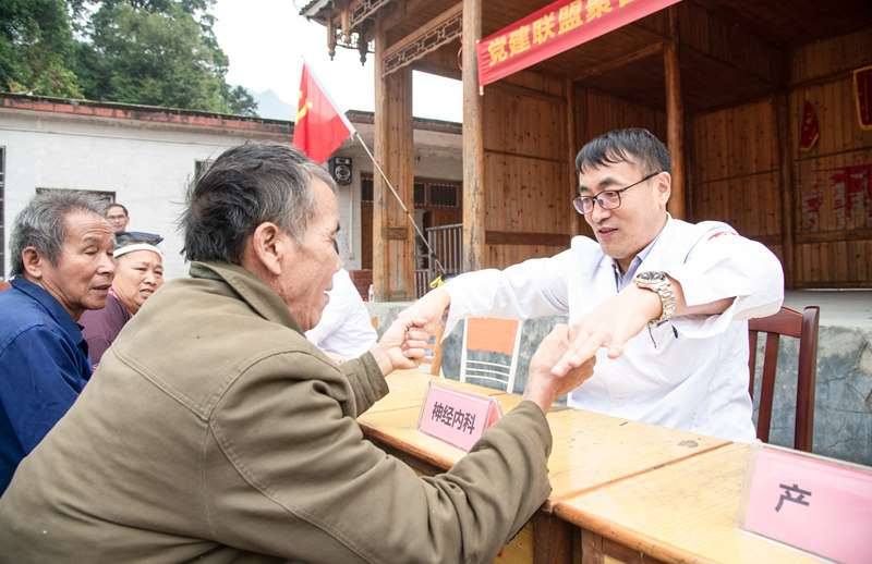 圖說：義診現(xiàn)場專家為村民提供體檢問診服務。柳鐵中心醫(yī)院供圖