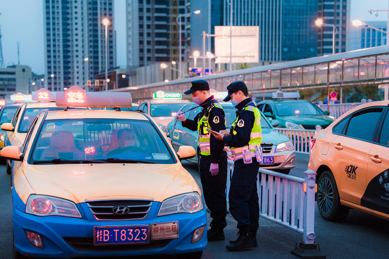 柳州市交通運(yùn)輸綜合行政執(zhí)法人員在柳州火車站開展執(zhí)法檢查。石添元攝