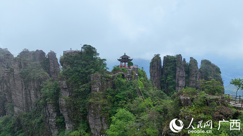風(fēng)景如畫的平南北帝山。人民網(wǎng) 付華周攝