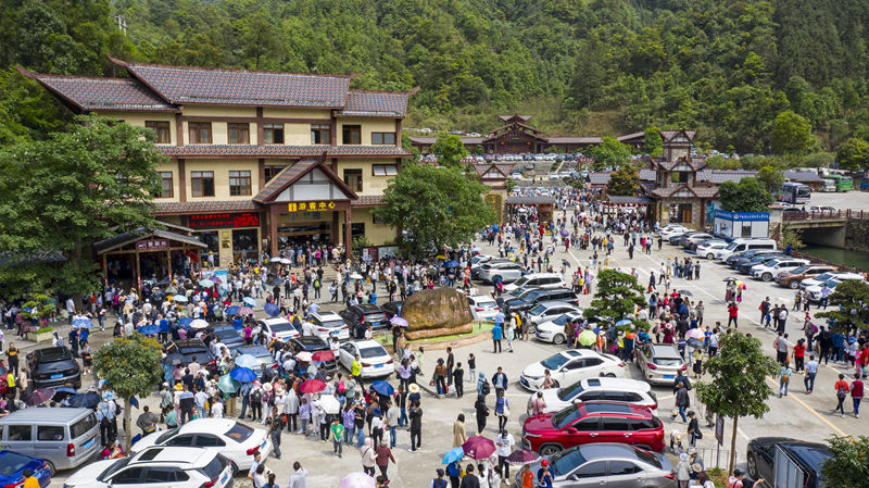 今年中秋、國慶雙節(jié)疊加，平南北帝山景區(qū)游人如織。平南縣委組織部供圖