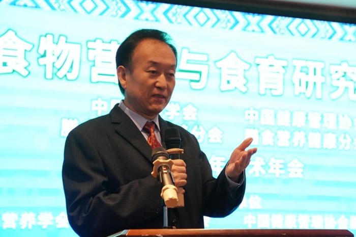 青島大學(xué)營(yíng)養(yǎng)與健康研究院首席教授、常務(wù)副院長(zhǎng)、博士生導(dǎo)師李鐸致辭