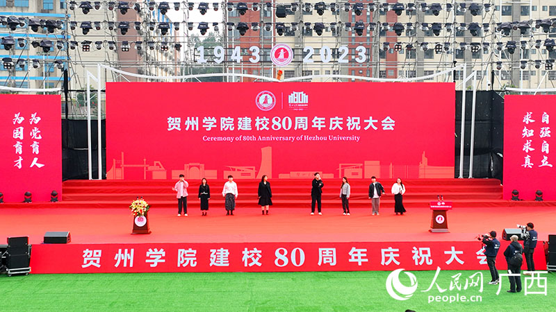 大會(huì)暖場表演。人民網(wǎng) 付華周攝