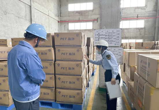 工作人員實地走訪并指導(dǎo)企業(yè)。