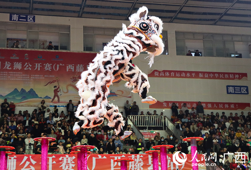 隊員在高樁上靈活跑動。人民網(wǎng) 何寧攝