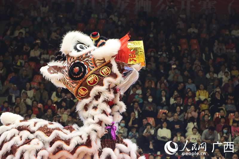 廣州市番禺區(qū)沙頭街汀根龍獅團(tuán)表演“醉行險峰仍從容”。人民網(wǎng) 何寧攝