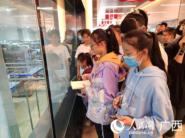 市民代表參觀皇氏乳業(yè)智能工廠。人民網(wǎng)記者 黃子婧攝