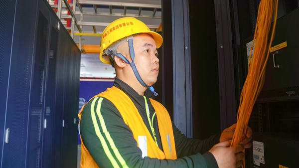 施工人員正在檢查機(jī)房?jī)?nèi)引入通信光纖狀態(tài)。安智翔攝
