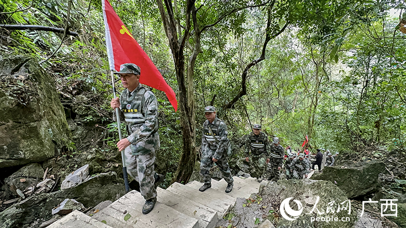 護(hù)邊員在崇山峻嶺中巡邏。人民網(wǎng) 雷琦竣攝