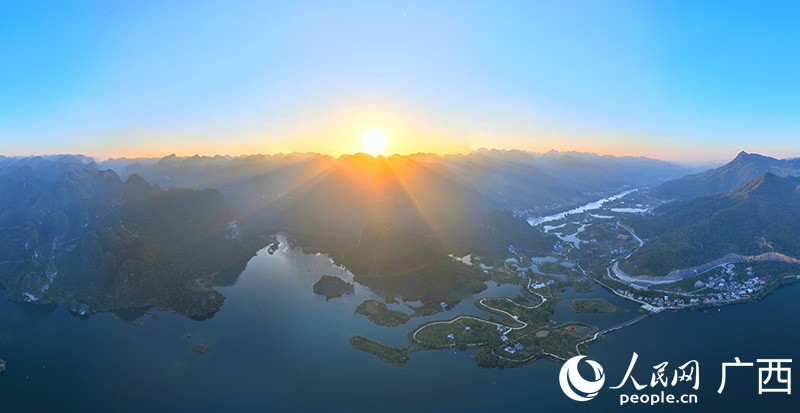 夕陽照耀下的東蘭坡豪湖國家濕地公園。人民網(wǎng) 付華周攝