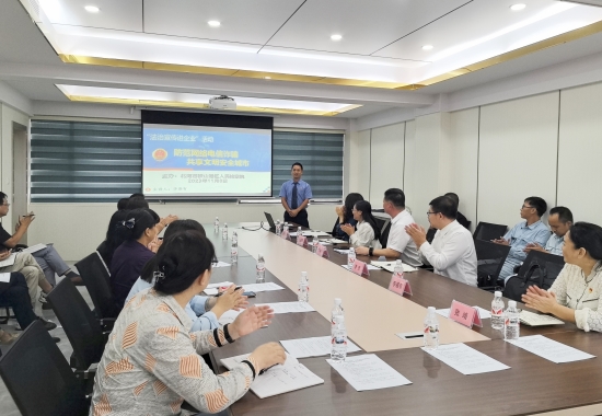 2023年11月8日，鐵山港區(qū)檢察院走進企業(yè)開展反詐宣傳，織牢企業(yè)職工“防騙網”。
