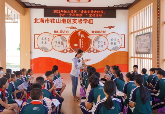 2023年5月30日，鐵山港區(qū)委政法委帶隊先后走進南康鎮(zhèn)居塘小學、大塘小學和鐵山港區(qū)實驗學校開展“共建平安校園 攜法一路‘童’行”警示教育宣傳活動。