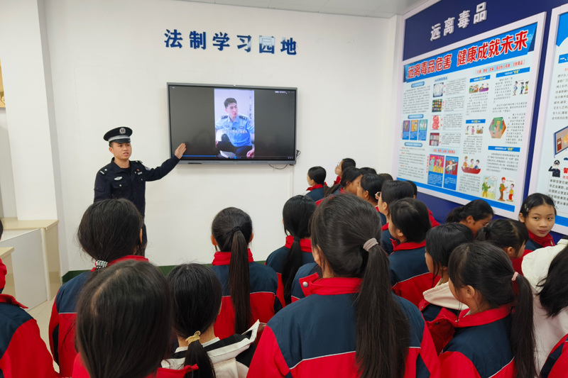 民警向?qū)W生們介紹法制學(xué)習(xí)園地