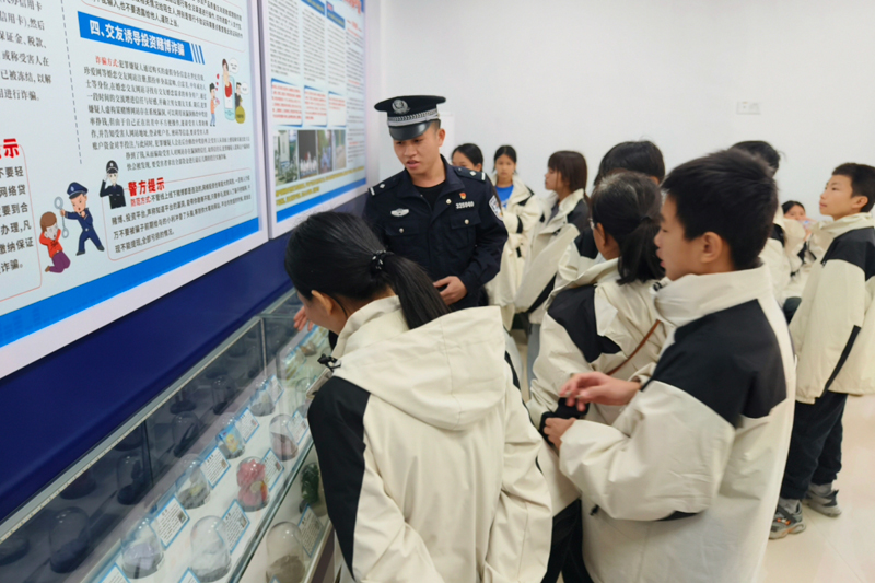 民警向?qū)W生們介紹毒品模型展示區(qū)