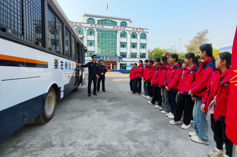 民警向?qū)W生們介紹移動(dòng)執(zhí)勤方艙