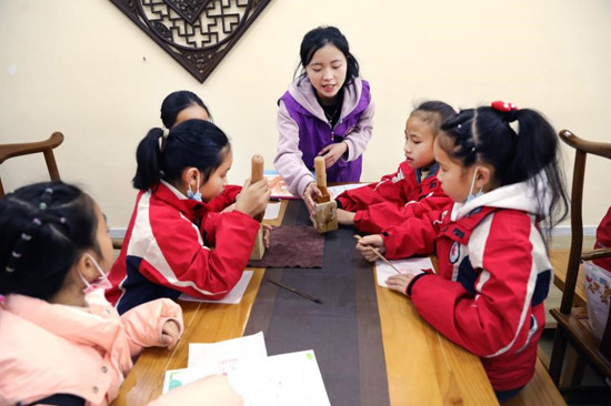 生態(tài)研學立足于生態(tài)柳州，以“茶”文化和“水文化”為核心，開發(fā)了“侗鄉(xiāng)傳情，侗茶傳禮”“百里水源--我們的柳江”等課程。黃貴鵬 攝