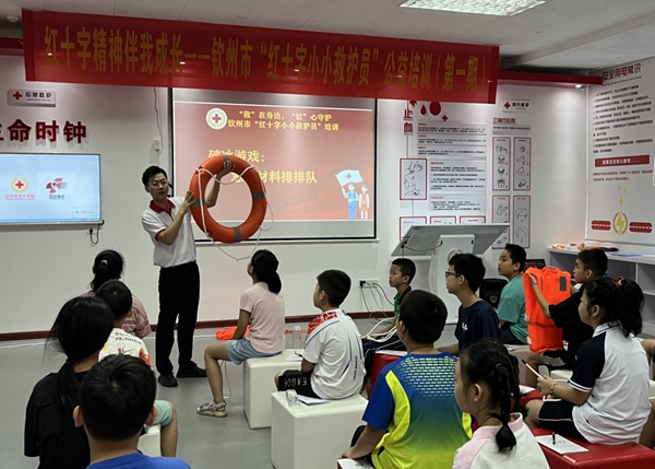 裴源廷在公益培訓(xùn)活動(dòng)上進(jìn)行講解