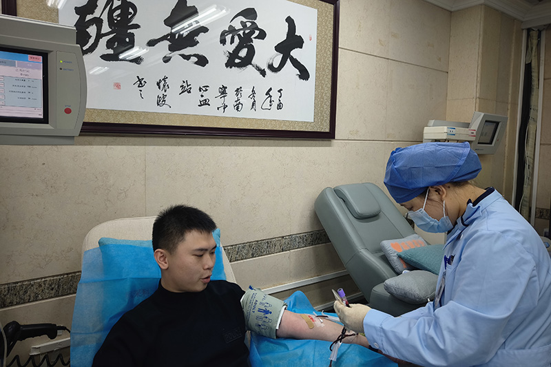 覃天虹在獻(xiàn)血。孫赟飛攝