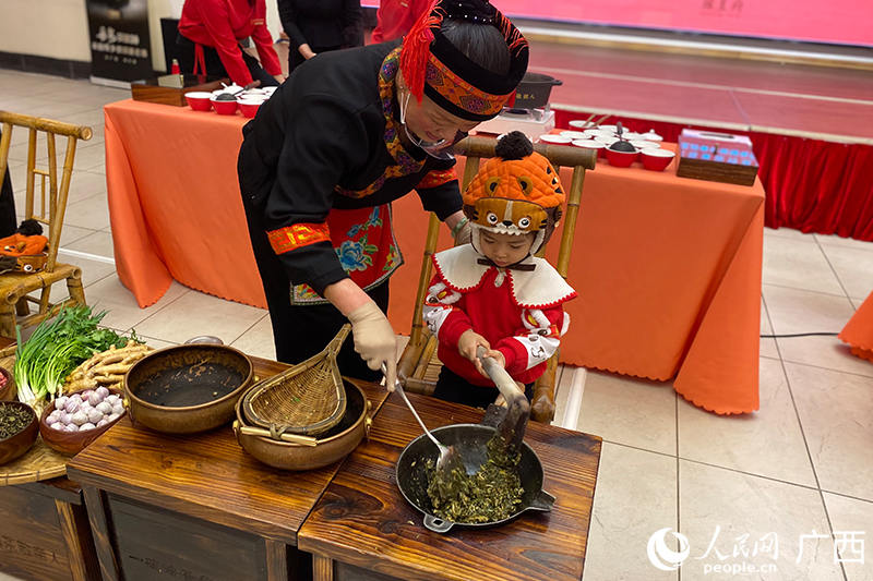 來(lái)自東北的小游客體驗(yàn)打油茶。人民網(wǎng) 馮肖慧攝