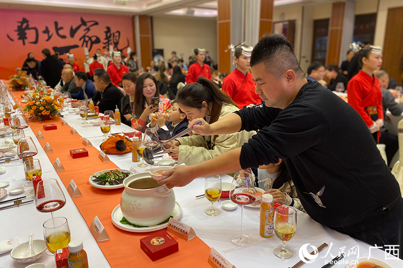 游客品嘗廣西美食。人民網(wǎng) 馮肖慧攝