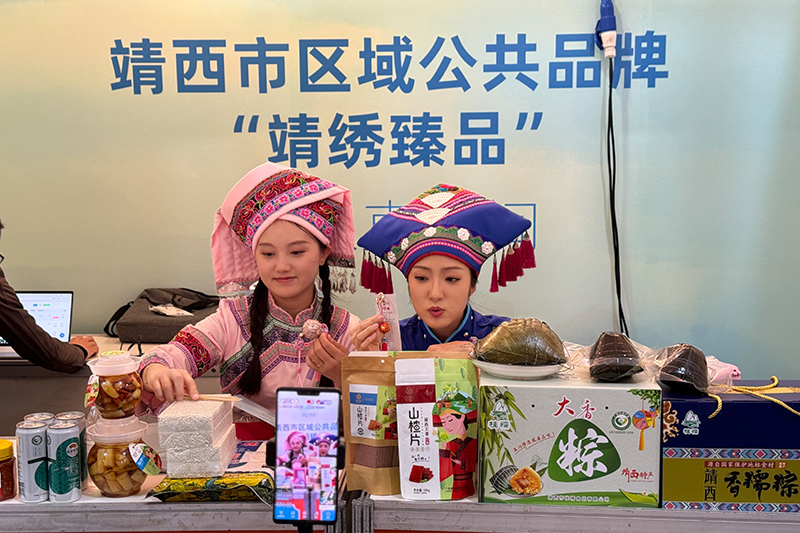 主播線上推介靖西特色產(chǎn)品。朱玨攝