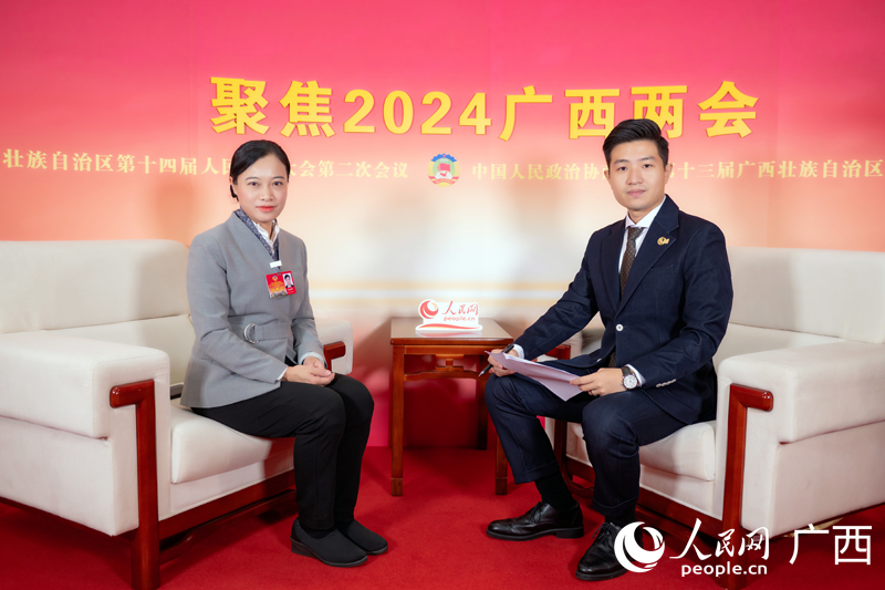 韋朝暉委員（左）接受專訪。人民網(wǎng)記者 嚴(yán)立政攝