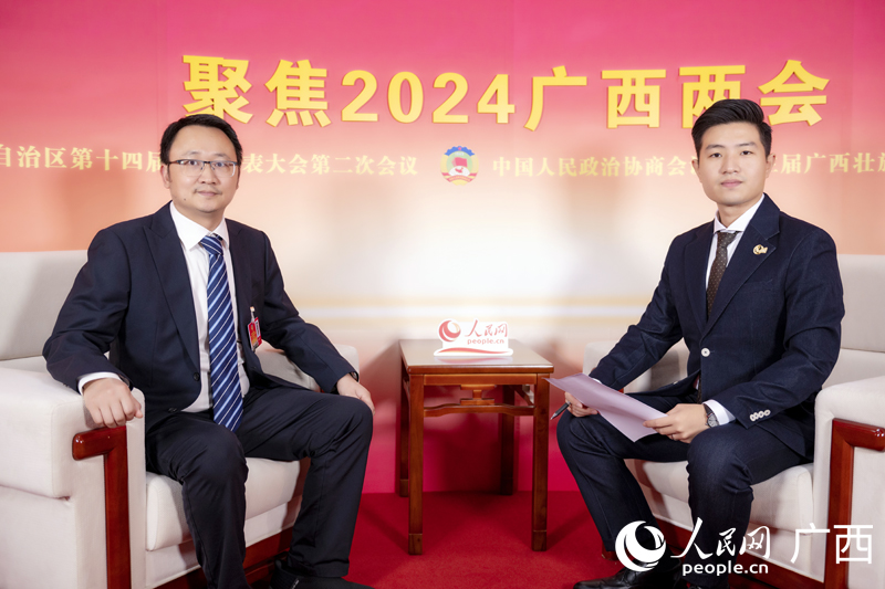 姚若軍委員（左）接受訪談。人民網(wǎng)記者 嚴(yán)立政攝