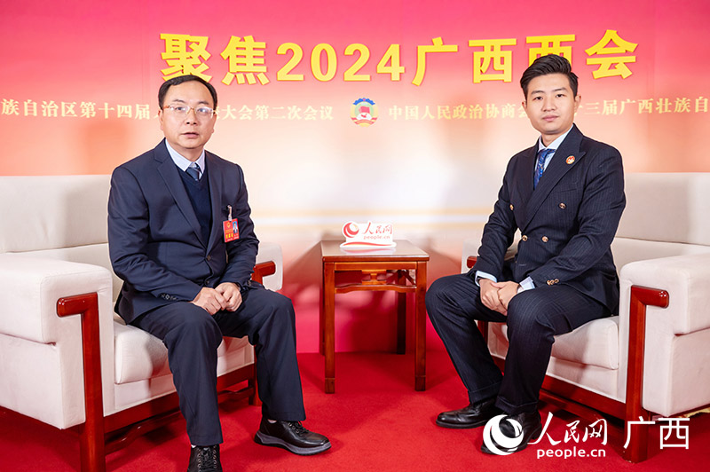 藍(lán)勝代表（左）接受專訪。人民網(wǎng)記者 嚴(yán)立政攝