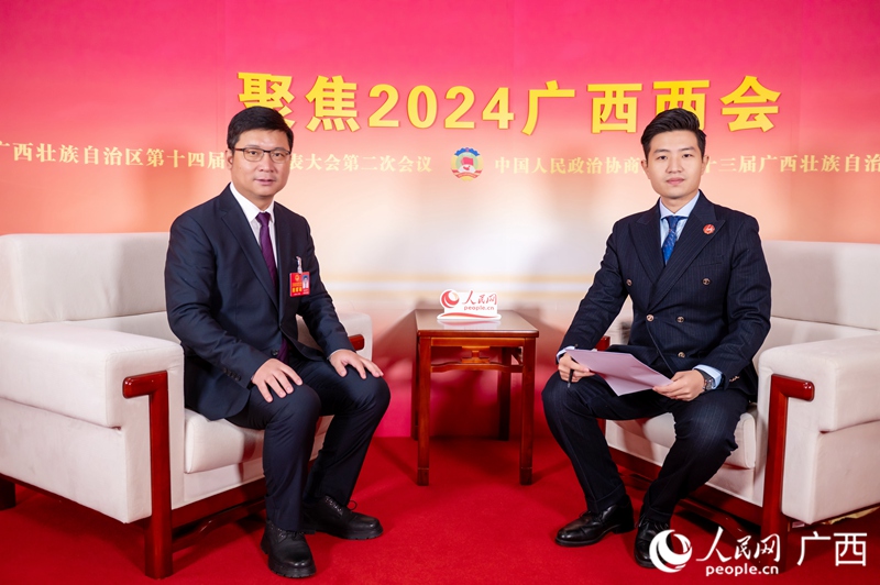 陳前平代表（左）接受專訪。人民網(wǎng)記者 嚴(yán)立政攝