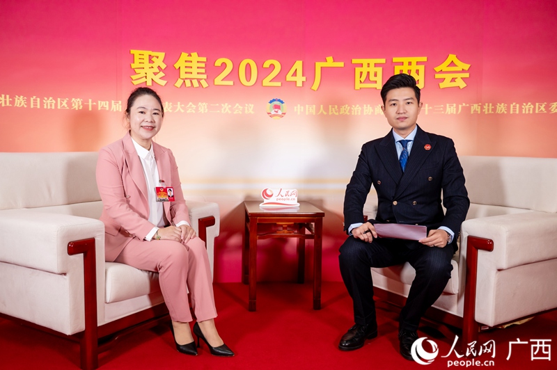 覃曼東委員（左）接受專訪。人民網(wǎng)記者 嚴(yán)立政攝