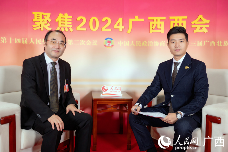 元昌安委員（左）接受專訪 。人民網(wǎng)記者 嚴(yán)立政攝