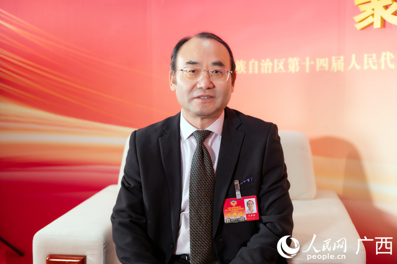 元昌安委員接受專訪。人民網(wǎng)記者 嚴(yán)立政攝