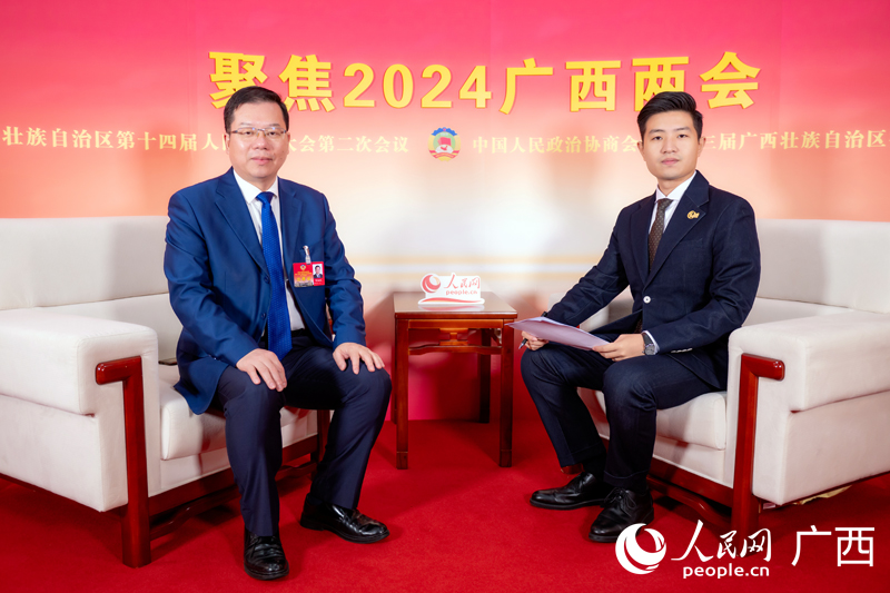 賀祖斌委員（左）接受專訪。人民網(wǎng)記者 嚴立政攝