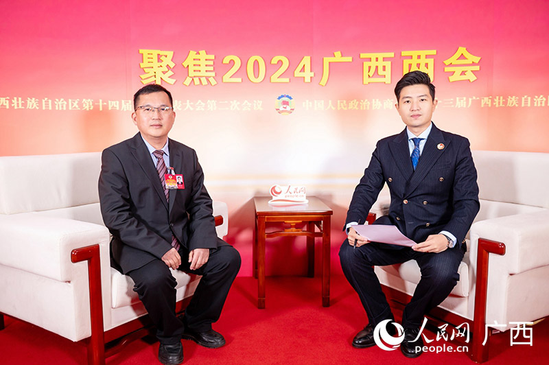 黃再波委員（左）接受專訪。人民網(wǎng)記者 嚴立政攝